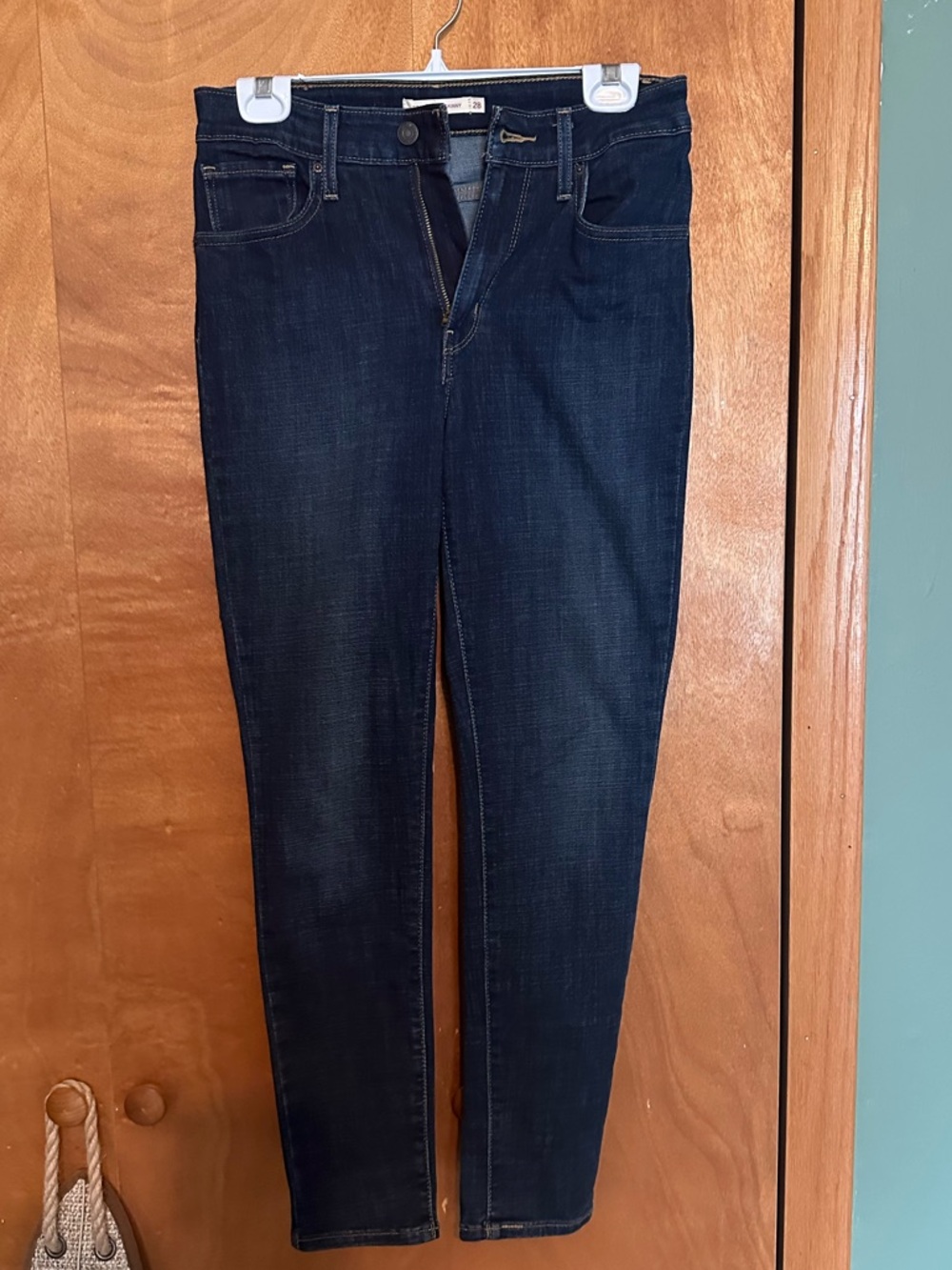 Levi’s Dark Wash Women’s Skinny Jeans 721 size 28